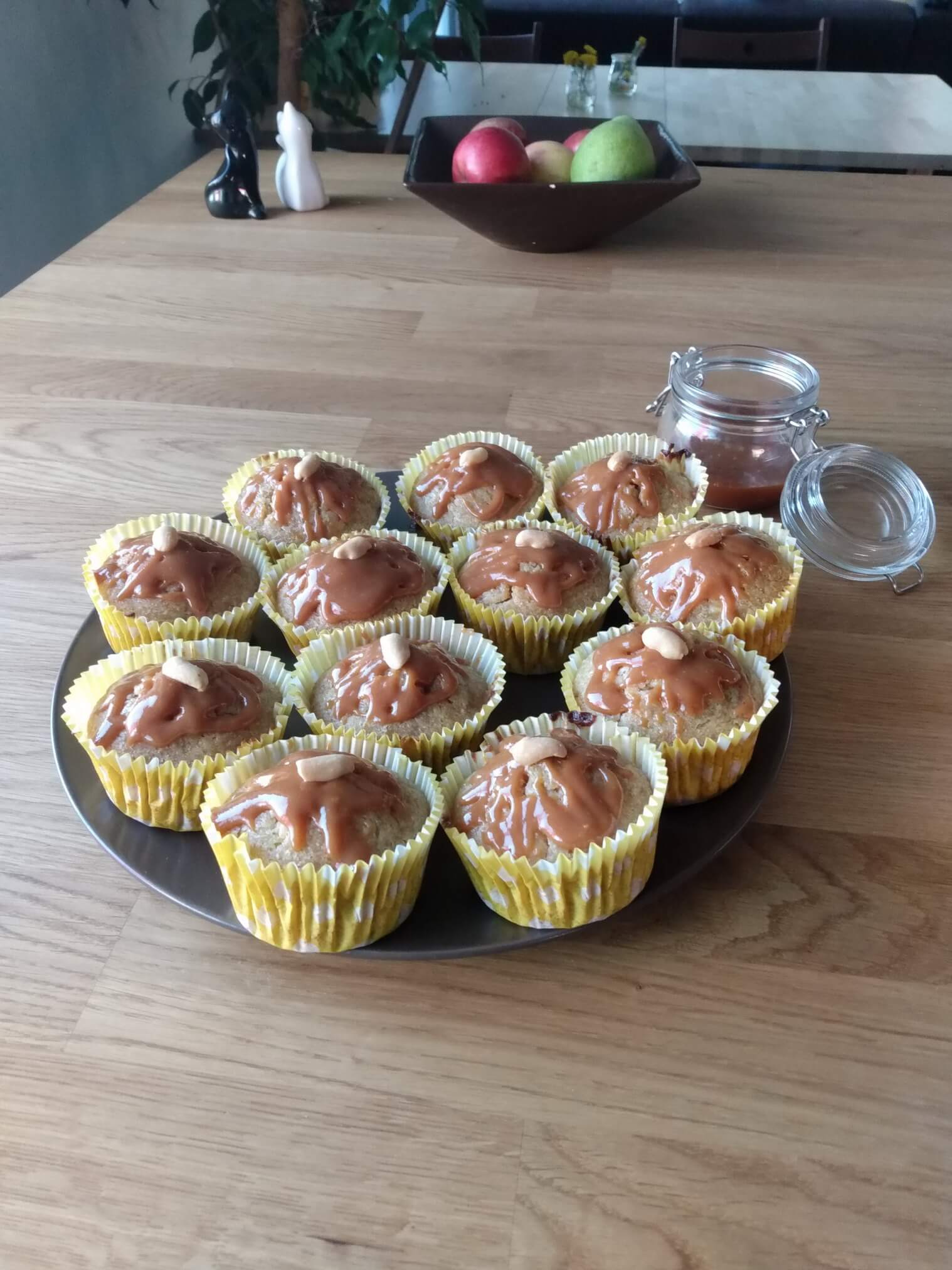 Banánové muffiny s arašidovým prekvapením vo vnútri i na povrchu