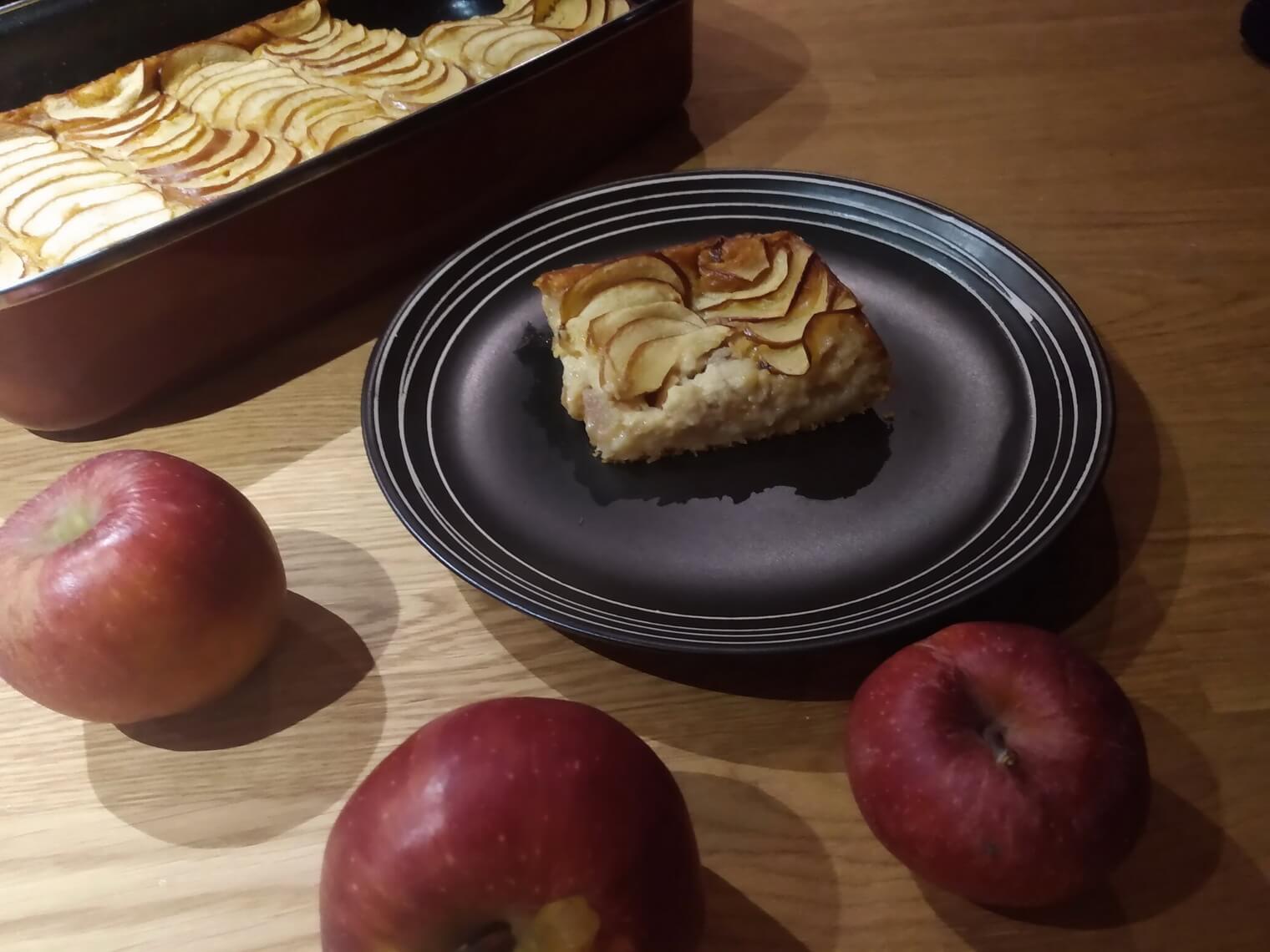Lahodný jablkový koláč s mascarpone v ceste