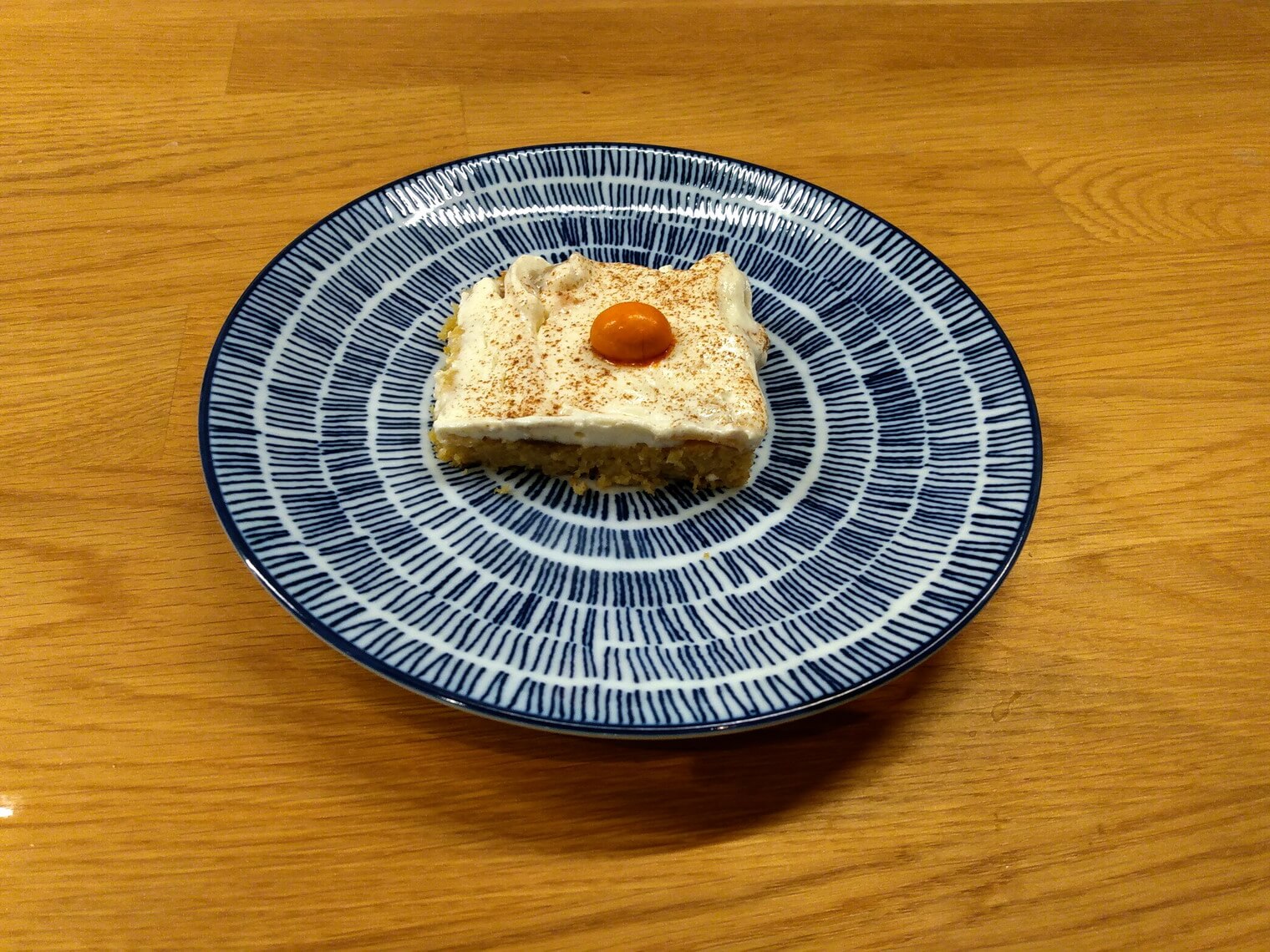 Arašidový koláč s hruškami, jablkami, karamelom a mascarpone krémom