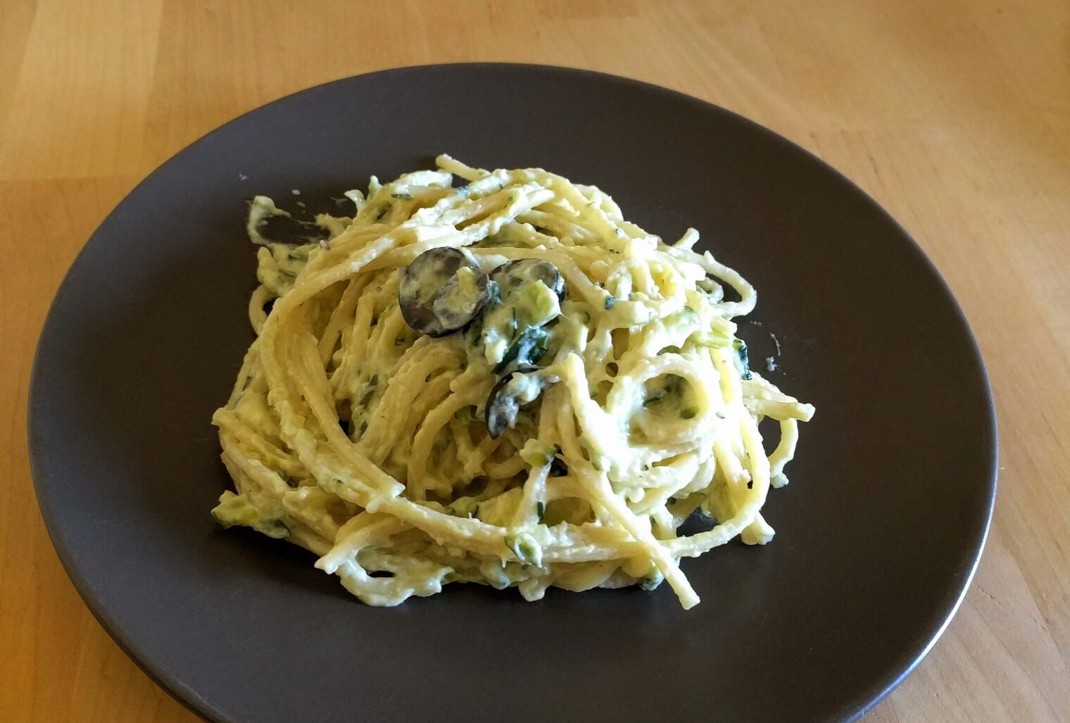 Bryndzové špagety s cuketou a olivami
