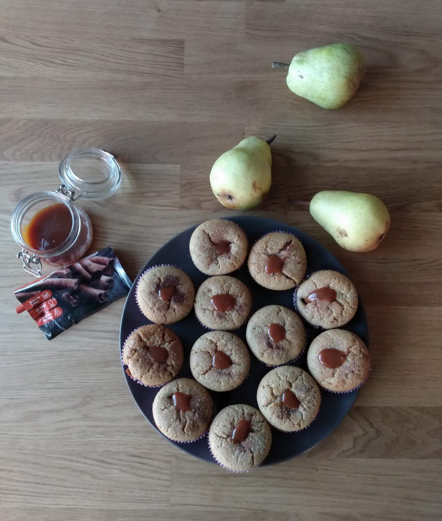 Hruškovo škoricové muffiny s karamelovou bodkou
